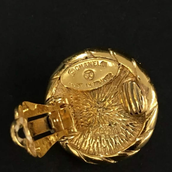 Chanel Vintage Pearl Clip-on Earrings - Picture 6 of 6